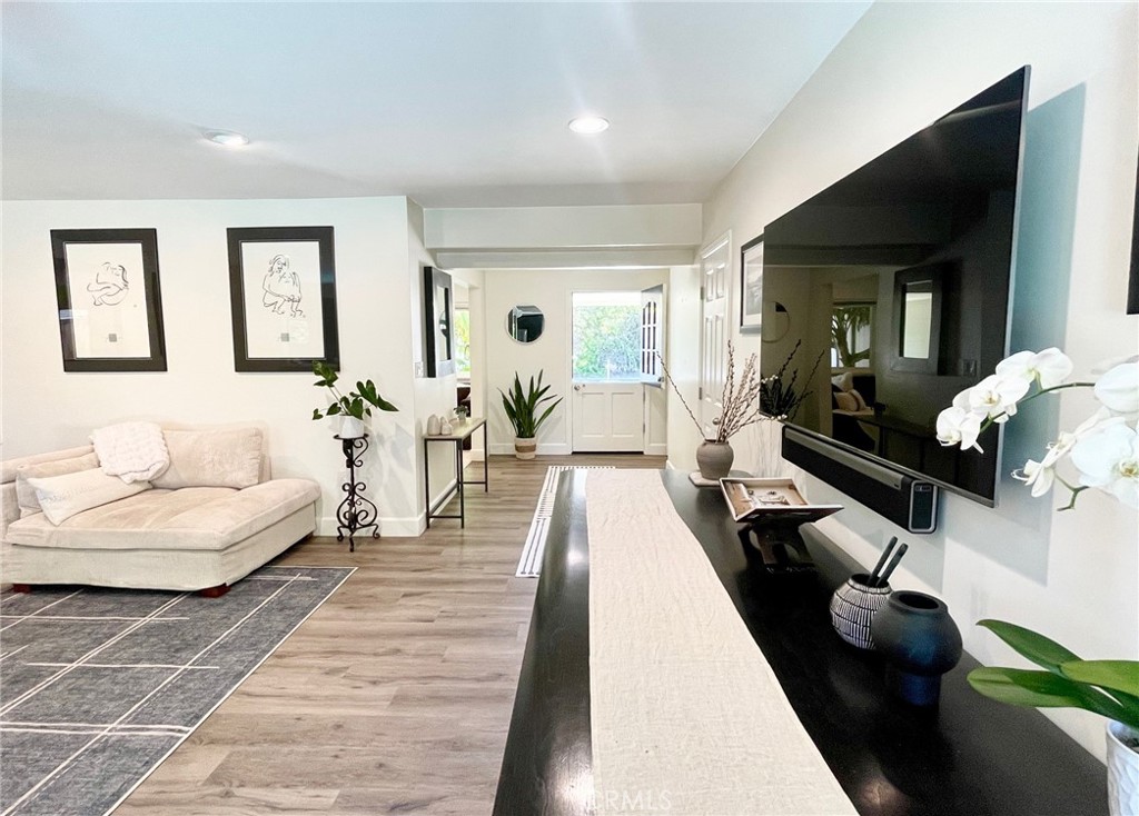 MLS #OC25138395 img 2