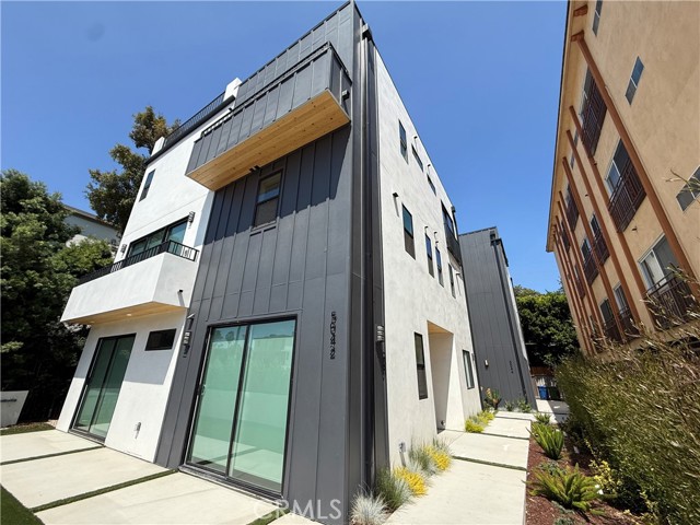 5044 Laurel Canyon Boulevard, Valley Village CA: https://media.crmls.org/medias/b8883062-fea3-49b7-9543-89a23184a943.jpg
