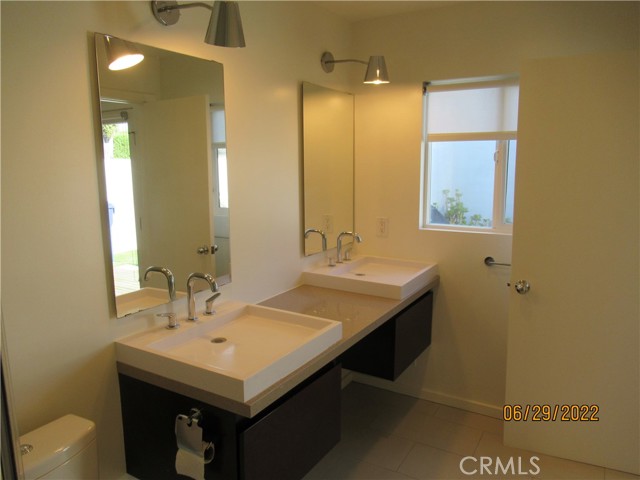 656 Rosecrans Avenue, Manhattan Beach, California 90266, 3 Bedrooms Bedrooms, ,1 BathroomBathrooms,Residential,Sold,Rosecrans,SB22143414