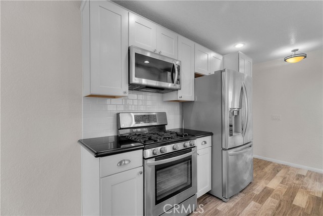 211 La Verne Avenue, Long Beach CA: https://media.crmls.org/medias/b8894342-5e87-4038-bd38-4b021922b7d9.jpg