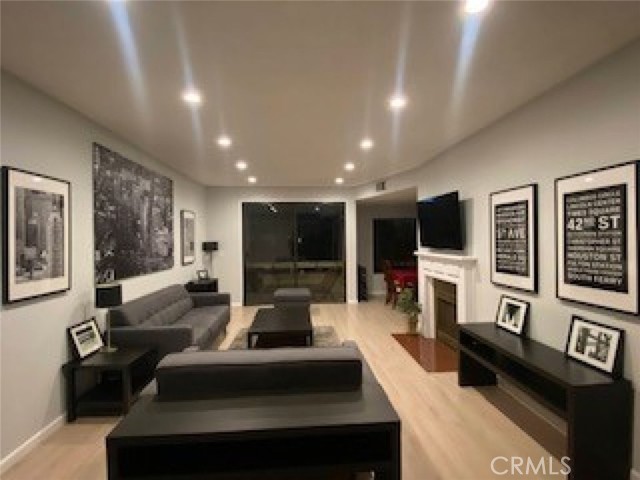 Detail Gallery Image 2 of 36 For 4430 Noble Ave #202,  Sherman Oaks,  CA 91403 - 2 Beds | 2 Baths