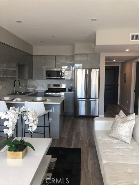 Detail Gallery Image 10 of 18 For 7018 Alabama Ave #202,  Canoga Park,  CA 91303 - 2 Beds | 2 Baths
