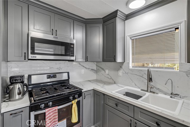 Detail Gallery Image 2 of 33 For 235 S Beach #108,  Anaheim,  CA 92804 - 2 Beds | 2 Baths