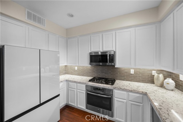 Detail Gallery Image 11 of 38 For 27503 Wellsley Way, Valencia,  CA 91354 - 4 Beds | 3 Baths