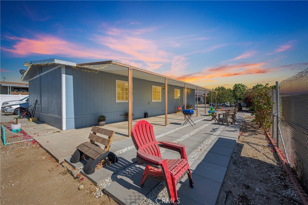 https://media.crmls.org/medias/b891e621-ec17-4c66-89f8-5fa7a7f1d496.jpg?preset=X-Large