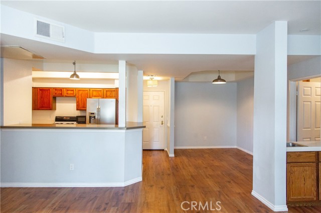 Detail Gallery Image 3 of 34 For 5420 Sylmar Ave #105,  Sherman Oaks,  CA 91401 - 2 Beds | 2 Baths