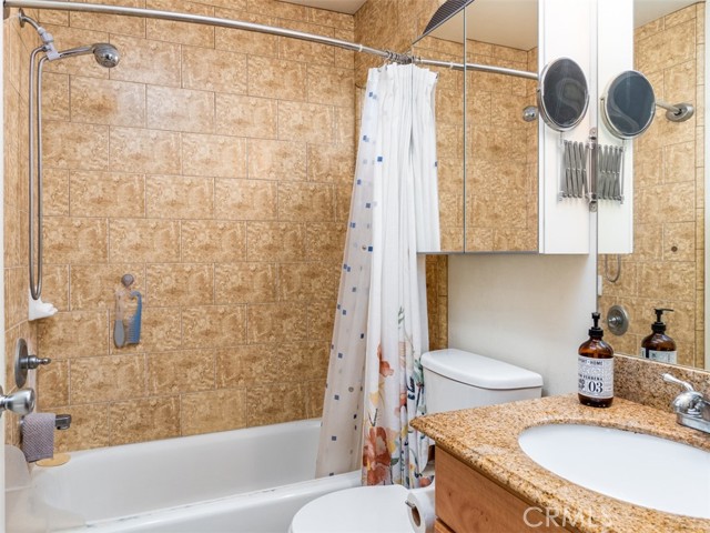Detail Gallery Image 22 of 24 For 15053 Victory Bld #13,  Van Nuys,  CA 91411 - 2 Beds | 3 Baths