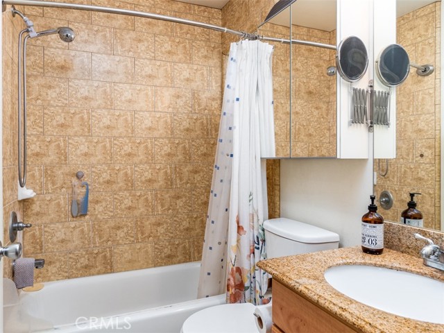 Detail Gallery Image 22 of 24 For 15053 Victory Bld #13,  Van Nuys,  CA 91411 - 2 Beds | 3 Baths