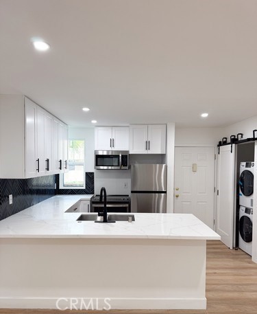 17000 Burbank Boulevard, Encino CA: https://media.crmls.org/medias/b8931ac2-e9fa-408e-a1c2-daf77c69a2e6.jpg