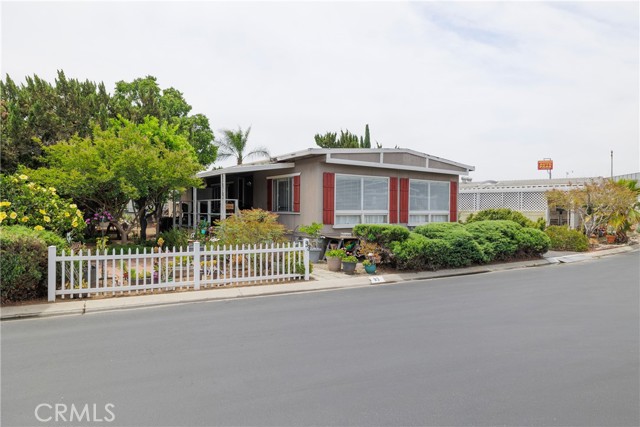 3700 Buchanan, Riverside CA: https://media.crmls.org/medias/b89c2b76-73f3-441d-82b8-98060ff267b2.jpg