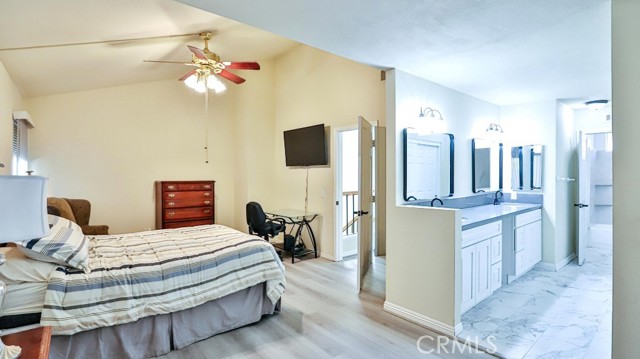 Front Image Thumbnail for CROC25237989