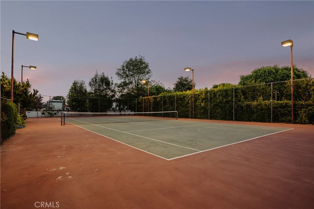 https://media.crmls.org/medias/b8a22520-a65c-47ef-bb3e-808b1e65687a.jpg?preset=X-Large