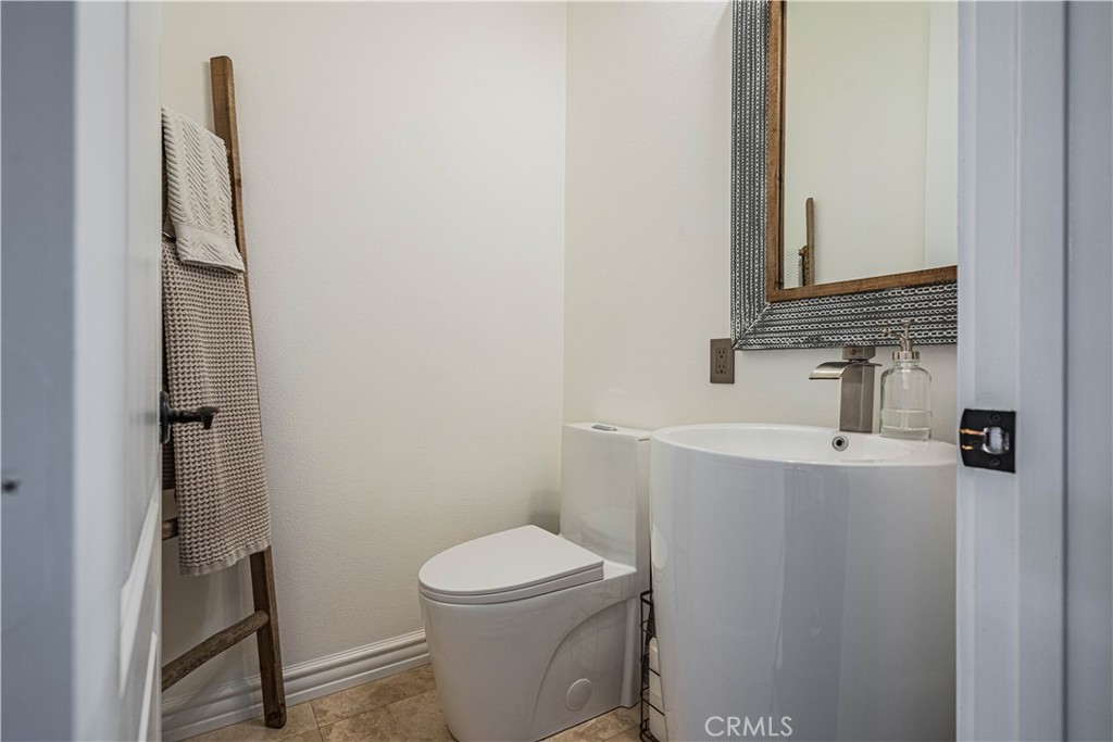 https://media.crmls.org/medias/b8a7d57f-b444-4185-911c-d93ca4ecf910.jpg?preset=X-Large