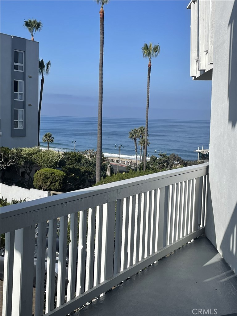 https://media.crmls.org/medias/b8a7dd2a-7717-4614-bd5c-0c43b8bf90d3.jpg?preset=X-Large