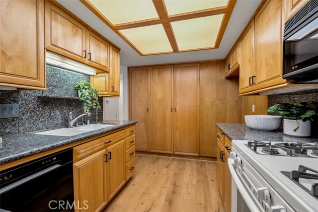 922 N Redding Way, Upland CA: https://media.crmls.org/medias/b8a89e32-a92c-4eb5-9c9d-7c7480685322.jpg