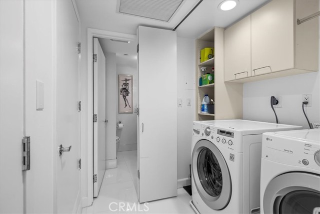 13600 Marina Pointe Dr., Marina del Rey CA: https://media.crmls.org/medias/b8aa9db0-a2d1-4a43-b042-39a1c71595fb.jpg