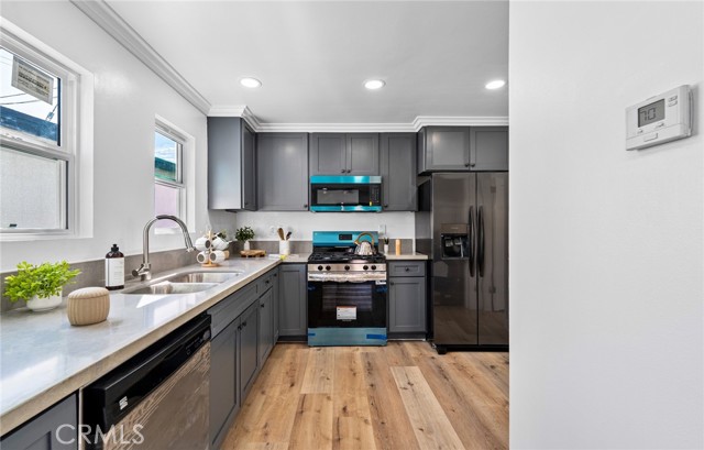 Detail Gallery Image 3 of 12 For 426 W 63rd Pl, Los Angeles,  CA 90003 - 2 Beds | 1 Baths