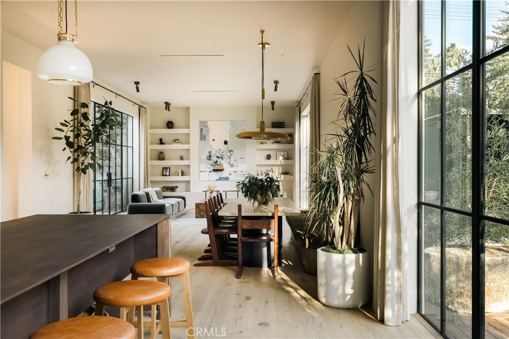https://media.crmls.org/medias/b8ab0a39-a78b-49de-9e67-03d00831418a.jpg?preset=X-Large