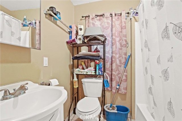 916 W 53rd ST Street, Los Angeles CA: https://media.crmls.org/medias/b8ab19c0-0f8f-4d92-aa79-7623a43468fa.jpg