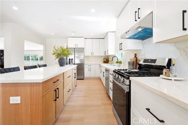 Detail Gallery Image 5 of 46 For 18324 Sylvan St, Tarzana,  CA 91335 - 4 Beds | 2 Baths