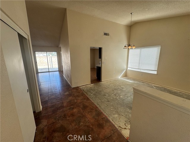 Detail Gallery Image 5 of 53 For 6133 Katrina Pl, Palmdale,  CA 93552 - 4 Beds | 2 Baths