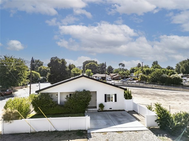 25101 Vermont Drive, Newhall CA: https://media.crmls.org/medias/b8ac550a-c515-48f5-96d3-5bb2e6c5c06b.jpg