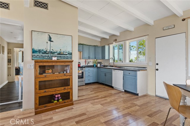 B8acea83 B985 4182 8566 5dfd9bd80288