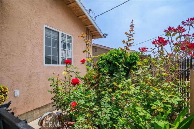 1613 West 56th Street, Los Angeles CA: https://media.crmls.org/medias/b8ad94d1-8831-4a85-91d1-3814bf84d917.jpg