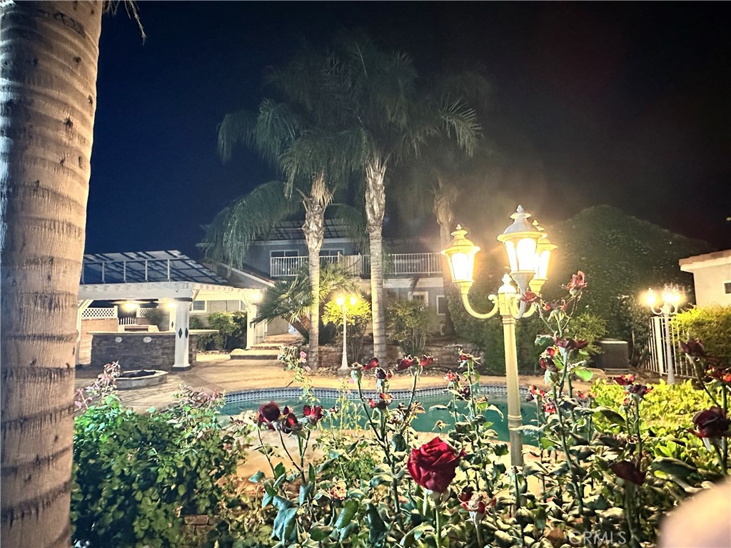 https://media.crmls.org/medias/b8adf2b4-3464-4161-85d3-bfdc8359b69c.jpg?preset=X-Large