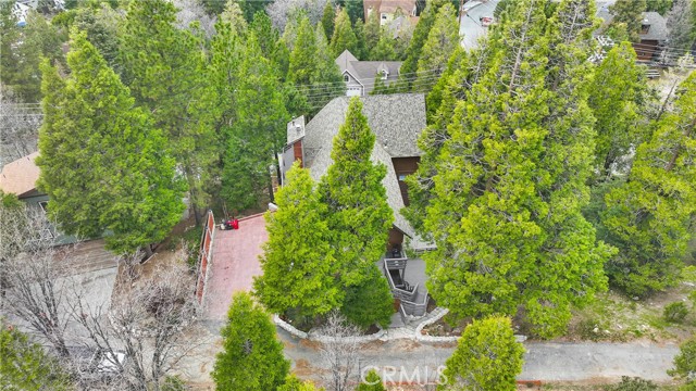 825 Grass Valley Road, Lake Arrowhead CA: https://media.crmls.org/medias/b8adf41f-27dc-4992-b23d-14691d6f2828.jpg