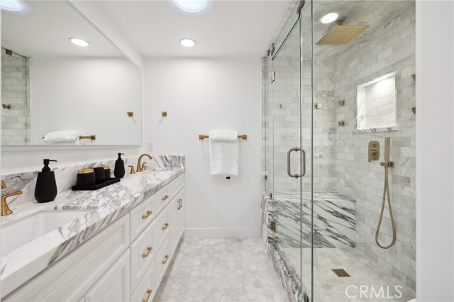 6105 Bellingham Avenue, North Hollywood CA: https://media.crmls.org/medias/b8aec09a-23d9-44e2-82c0-6139893d64c9.jpg