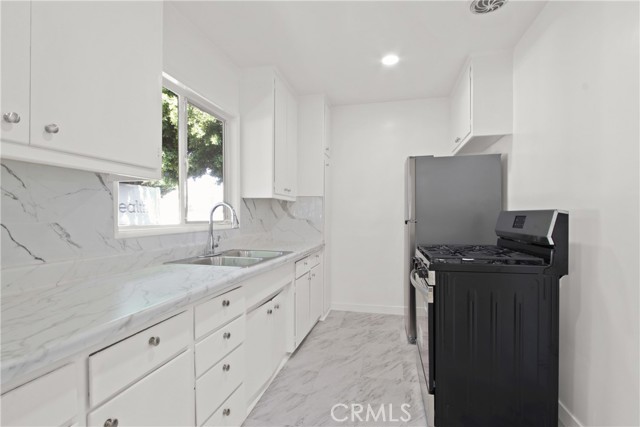1118 S Fairfax Avenue, Los Angeles CA: https://media.crmls.org/medias/b8b1660a-978c-40dd-98a5-80b08c43c28d.jpg