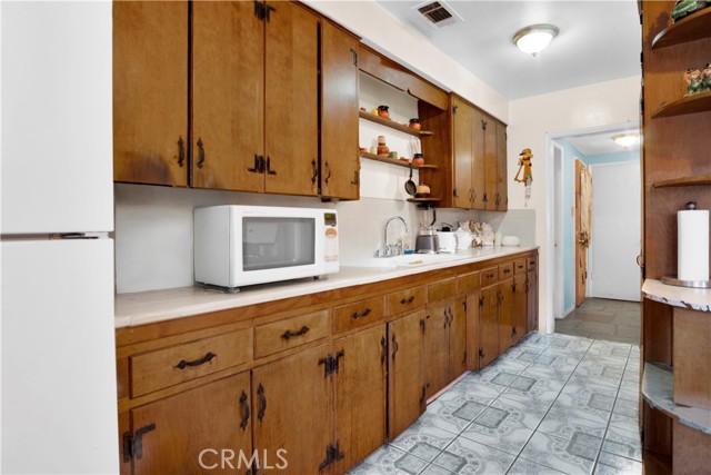 11028 Condon Avenue, Inglewood CA: https://media.crmls.org/medias/b8b1a315-8535-4f1f-a666-2f6e97a49825.jpg