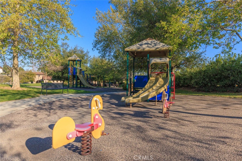 https://media.crmls.org/medias/b8b464c7-328b-4ca6-b370-db429c763a0a.jpg?preset=X-Large