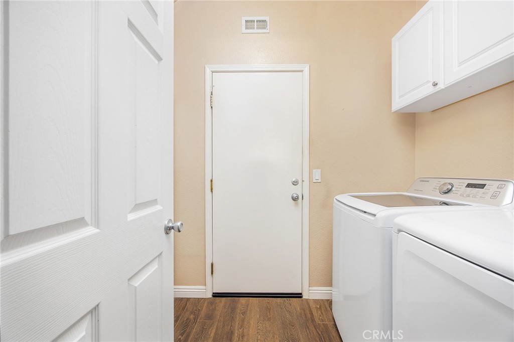 https://media.crmls.org/medias/b8b732b4-2a38-49da-b331-56882f81706b.jpg?preset=X-Large