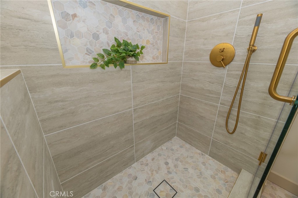 https://media.crmls.org/medias/b8b7515e-8a2d-4e8a-9d24-13c0c7466e39.jpg?preset=X-Large