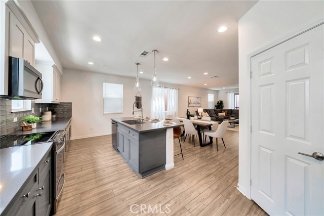 Detail Gallery Image 23 of 43 For 2132 Lacy Crossing Dr, Santa Ana,  CA 92701 - 4 Beds | 3/1 Baths