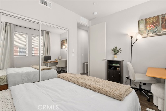 Detail Gallery Image 13 of 28 For 14104 W Birch Ln, Van Nuys,  CA 91405 - 3 Beds | 3 Baths