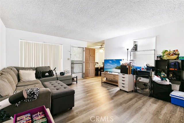 121 E Live Oak Street, San Gabriel CA: https://media.crmls.org/medias/b8bb5c1b-7a81-43af-a503-359317cf83ce.jpg