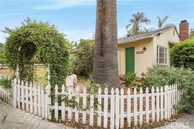 5223 Alhama Drive, Woodland Hills CA: https://media.crmls.org/medias/b8bcdffc-f2b7-4681-8dab-487c7f47f7cb.jpg