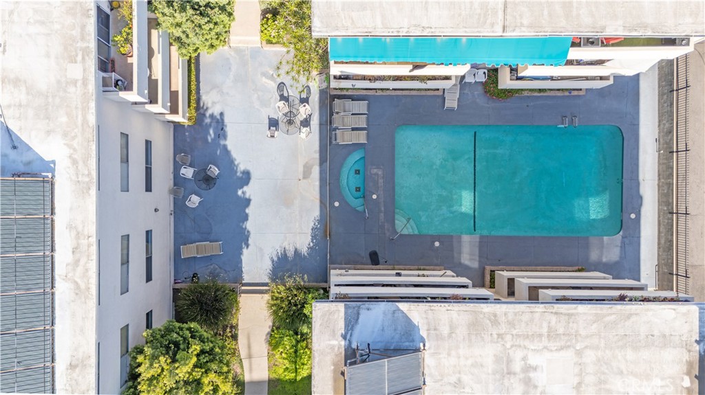 https://media.crmls.org/medias/b8be2f35-a002-4947-b603-000b1774d71c.jpg?preset=X-Large