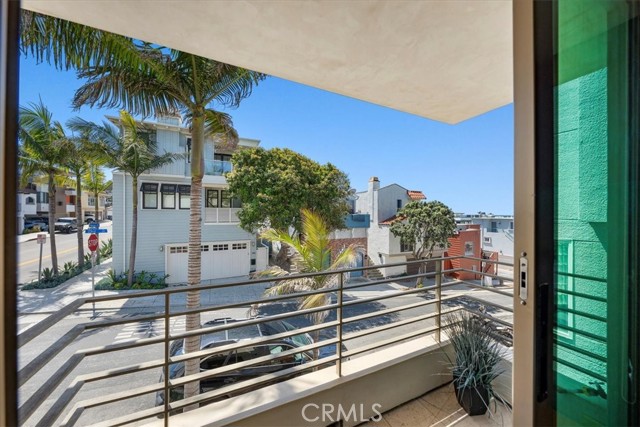 Detail Gallery Image 31 of 53 For 2301 Manhattan Ave, Manhattan Beach,  CA 90266 - 3 Beds | 2/1 Baths