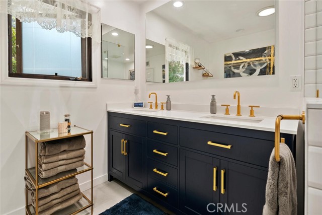 20451 Bermuda Street, Chatsworth CA: https://media.crmls.org/medias/b8bf1ba9-b8e7-4b73-98f1-1229b1871341.jpg