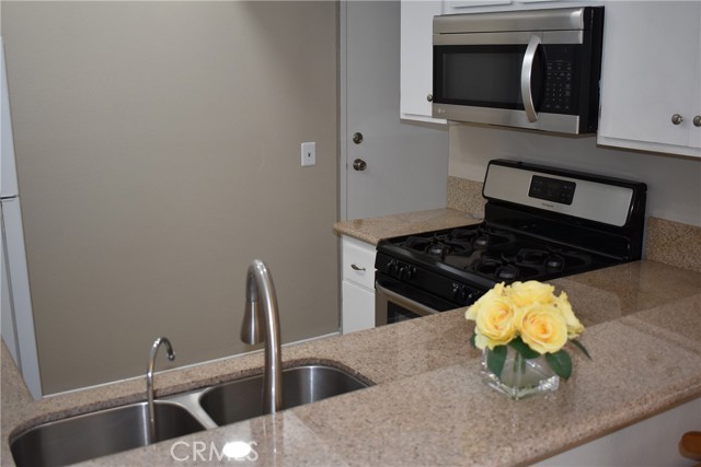 Detail Gallery Image 8 of 21 For 11106 Arminta St #4,  Sun Valley,  CA 91352 - 2 Beds | 1/1 Baths