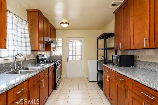 Detail Gallery Image 6 of 14 For 413 Brady Ave, Montebello,  CA 90640 - 2 Beds | 2 Baths