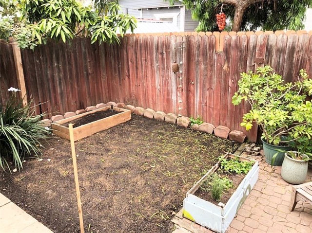 1116 E Appleton Street, Long Beach CA: https://media.crmls.org/medias/b8c13e38-300a-4f25-b9ae-fcba6f9a16d3.jpg