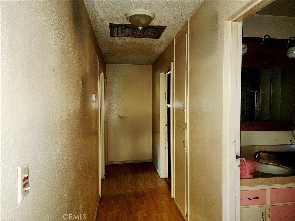 https://media.crmls.org/medias/b8c420b9-057e-4353-87bd-24771e6d7754.jpg?preset=X-Large