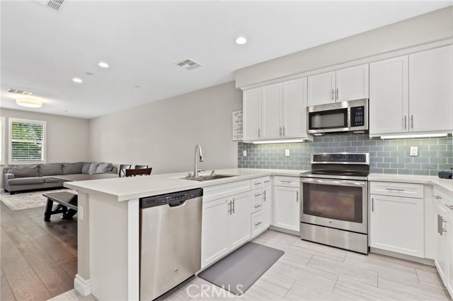 649 W Foothill Boulevard, Glendora CA: https://media.crmls.org/medias/b8c58b79-94ec-496b-94f3-ab8715f67d3e.jpg