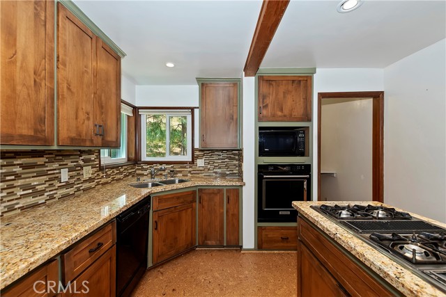 Detail Gallery Image 15 of 58 For 27760 Alpen Dr, Lake Arrowhead,  CA 92352 - 4 Beds | 3/1 Baths