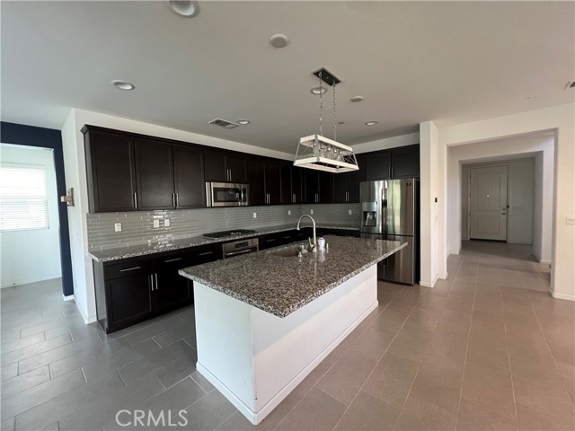 Detail Gallery Image 11 of 57 For 24464 Periwinkle, Lake Elsinore,  CA 92532 - 5 Beds | 3 Baths